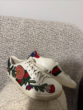 Gucci White Leather Floral Embroidered Sneakers with Red and Green Stripes
